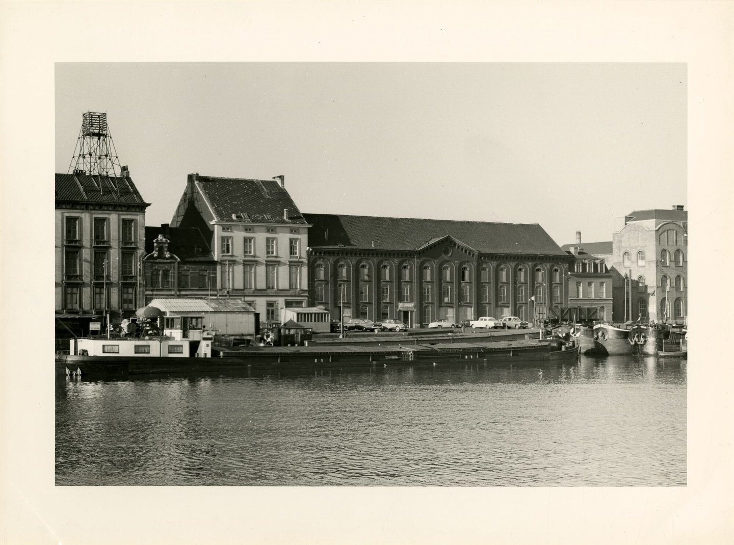 Binnenvaartschip Henriëtte aan de kade