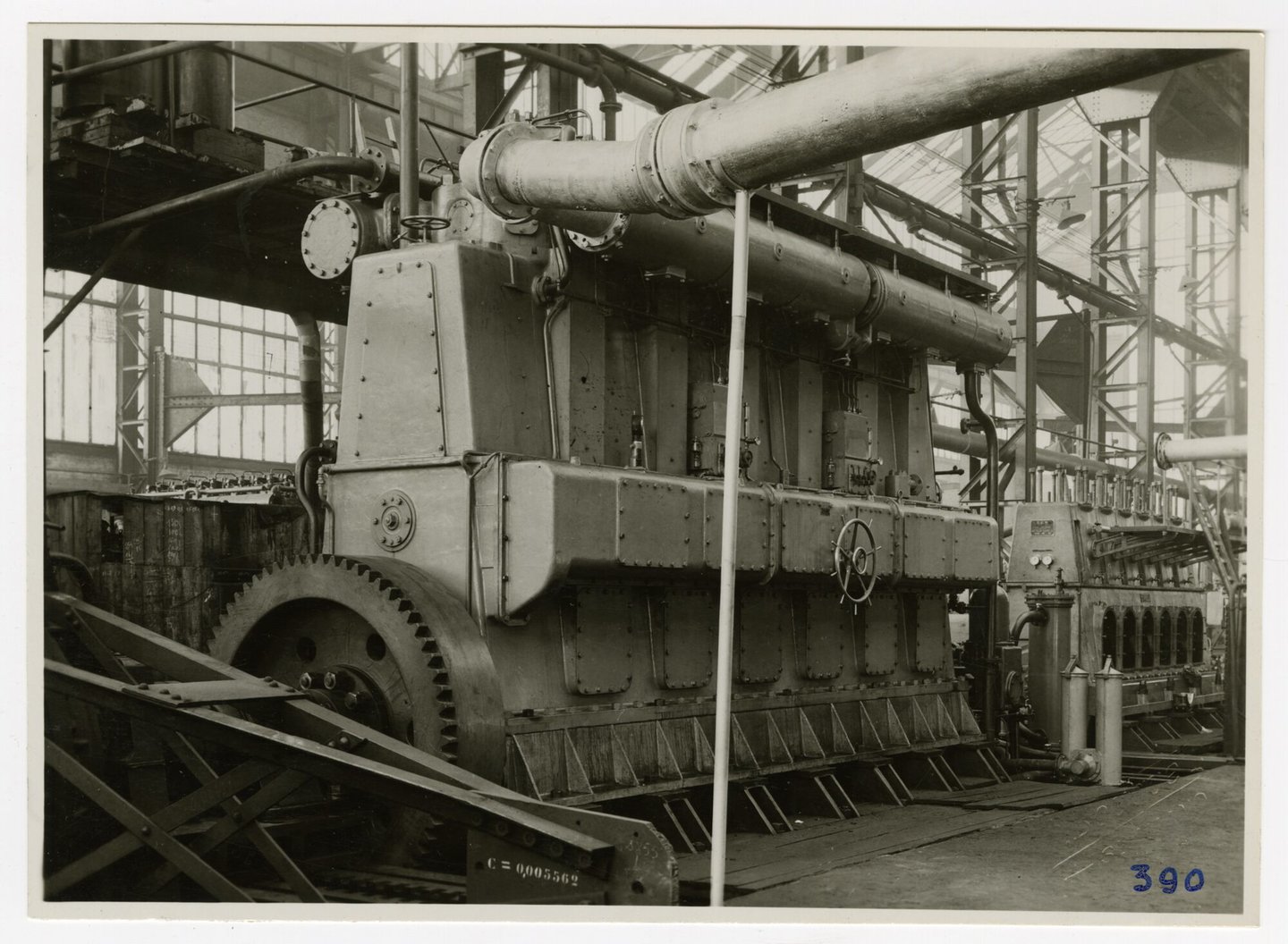 Assemblage van industriële dieselmotor in een montagehal van machinebouwer SEM-Carels in Gent