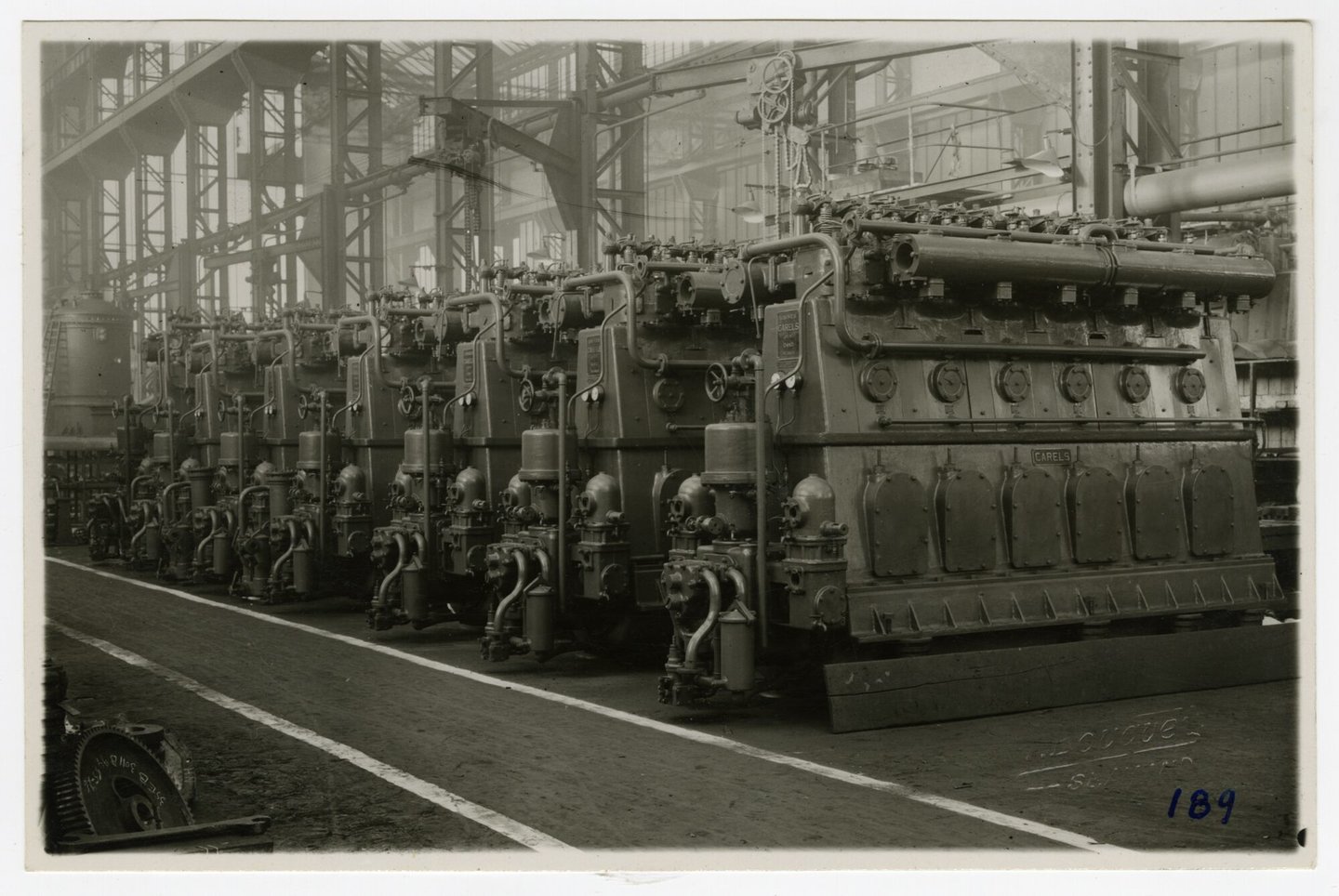 Afgewerkte scheepsdiesels in een productiehal van machinebouwer SEM-Carels in Gent