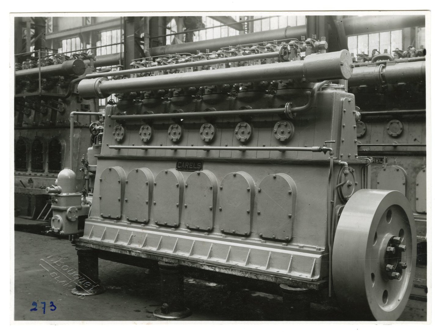 Assemblage van scheepsdiesel in een montagehal van machinebouwer SEM-Carels in Gent