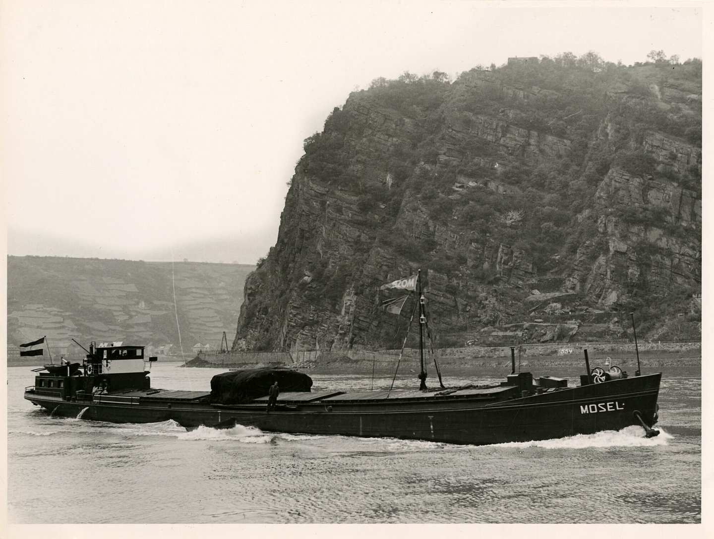 Binnenvaartschip Mosel 65 tijdens de vaart op de Rijn ter hoogte van de Loreley