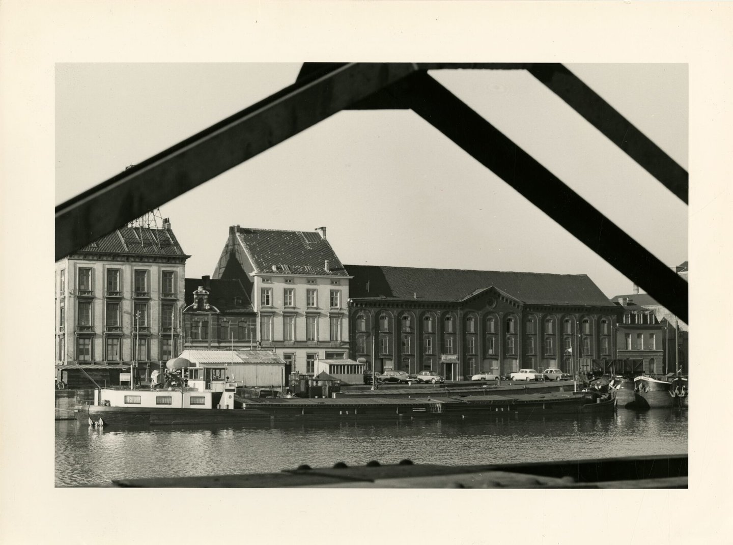 Binnenvaartschip Henriëtte aan de kade