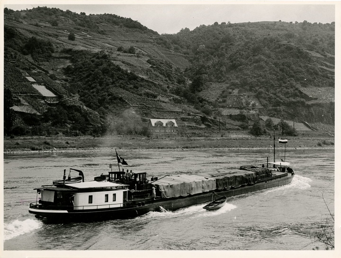 Binnenvaartschip tijdens de vaart op de Rijn ter hoogte van de Loreley