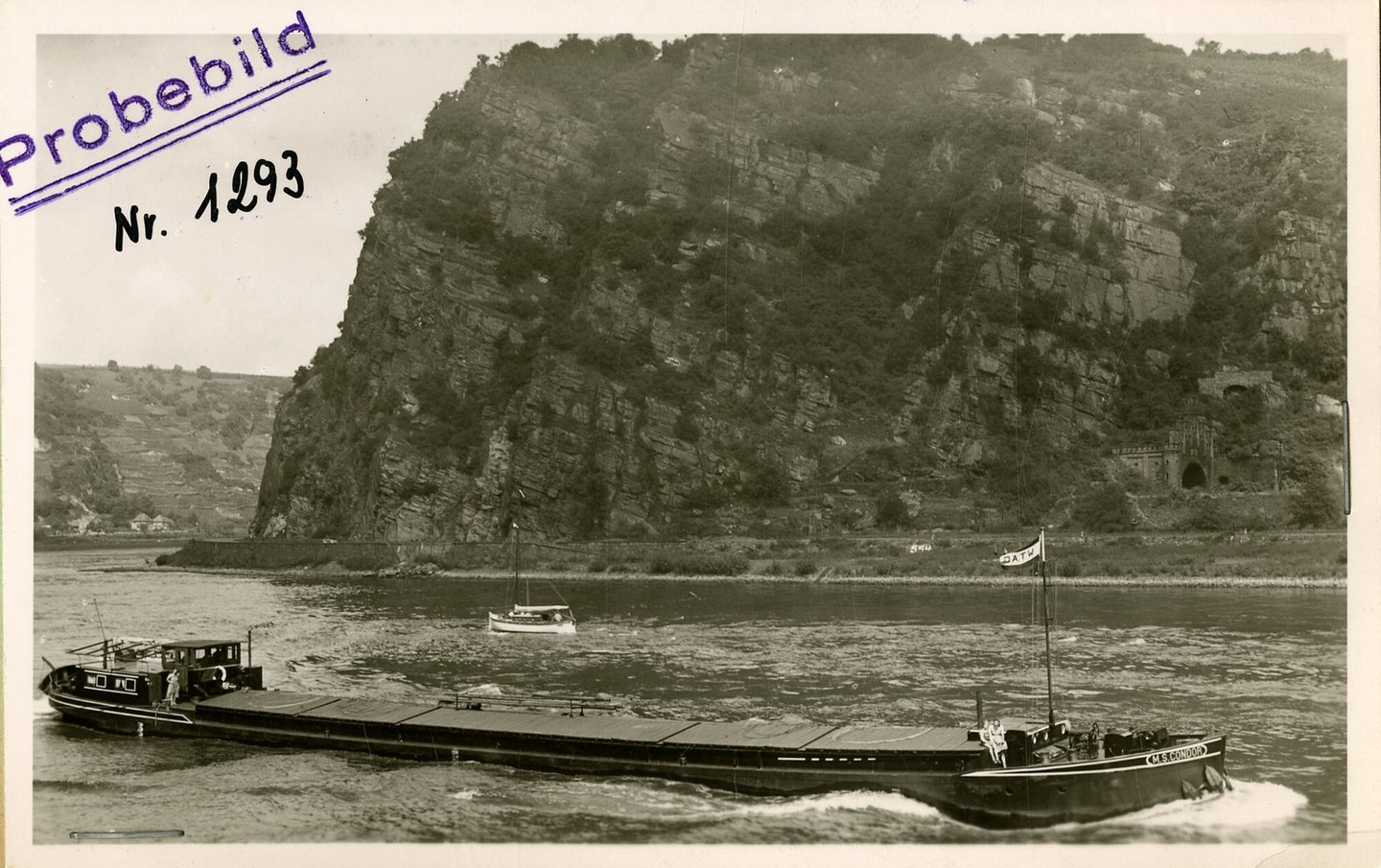 Binnenvaartschip Condor tijdens de vaart op de Rijn ter hoogte van de Loreley