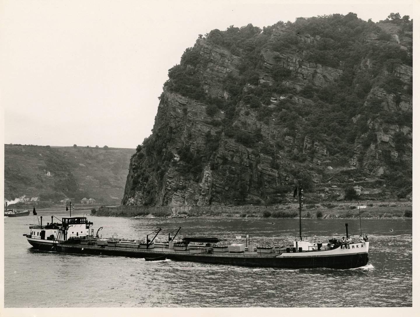 Binnenvaartschip Furka tijdens de vaart op de Rijn ter hoogte van de Loreley