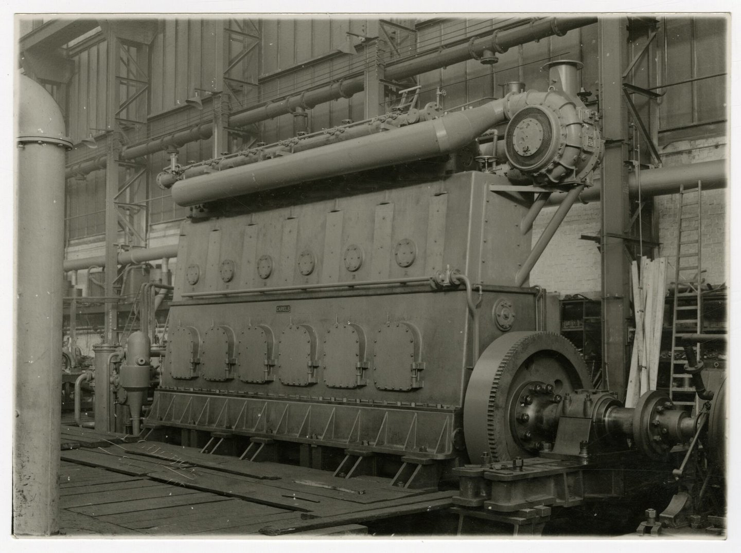 Assemblage van industriële dieselmotor in een montagehal van machinebouwer SEM-Carels in Gent