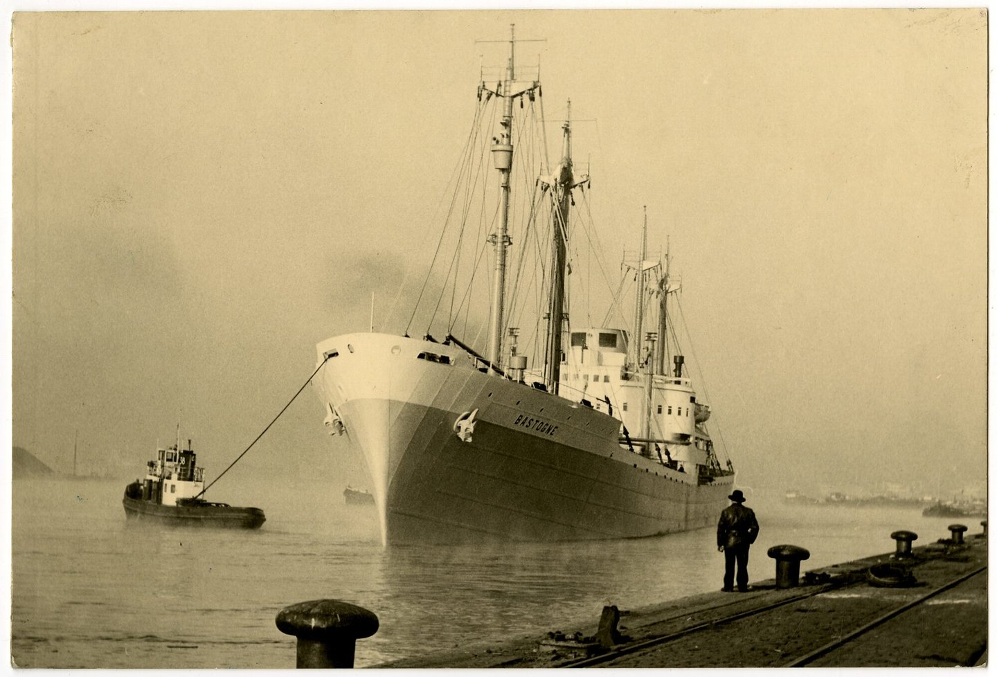 Sleepboot 38 van de stad Antwerpen met schip op sleeptouw