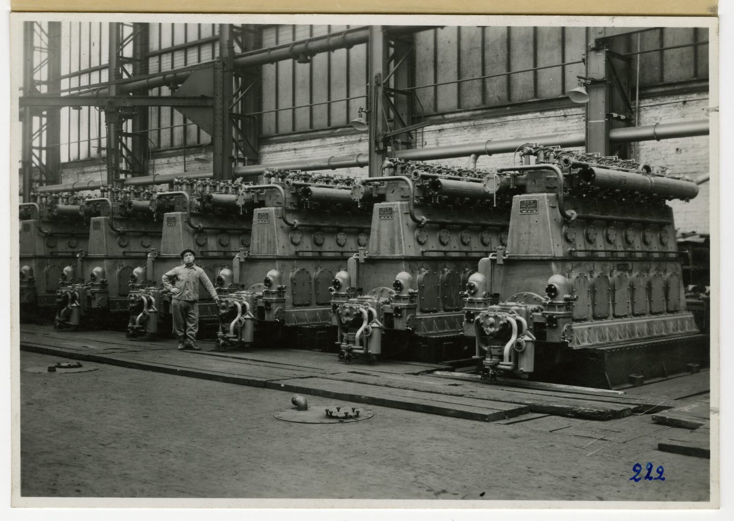 Afgewerkte scheepsdiesels in een productiehal van machinebouwer SEM-Carels in Gent