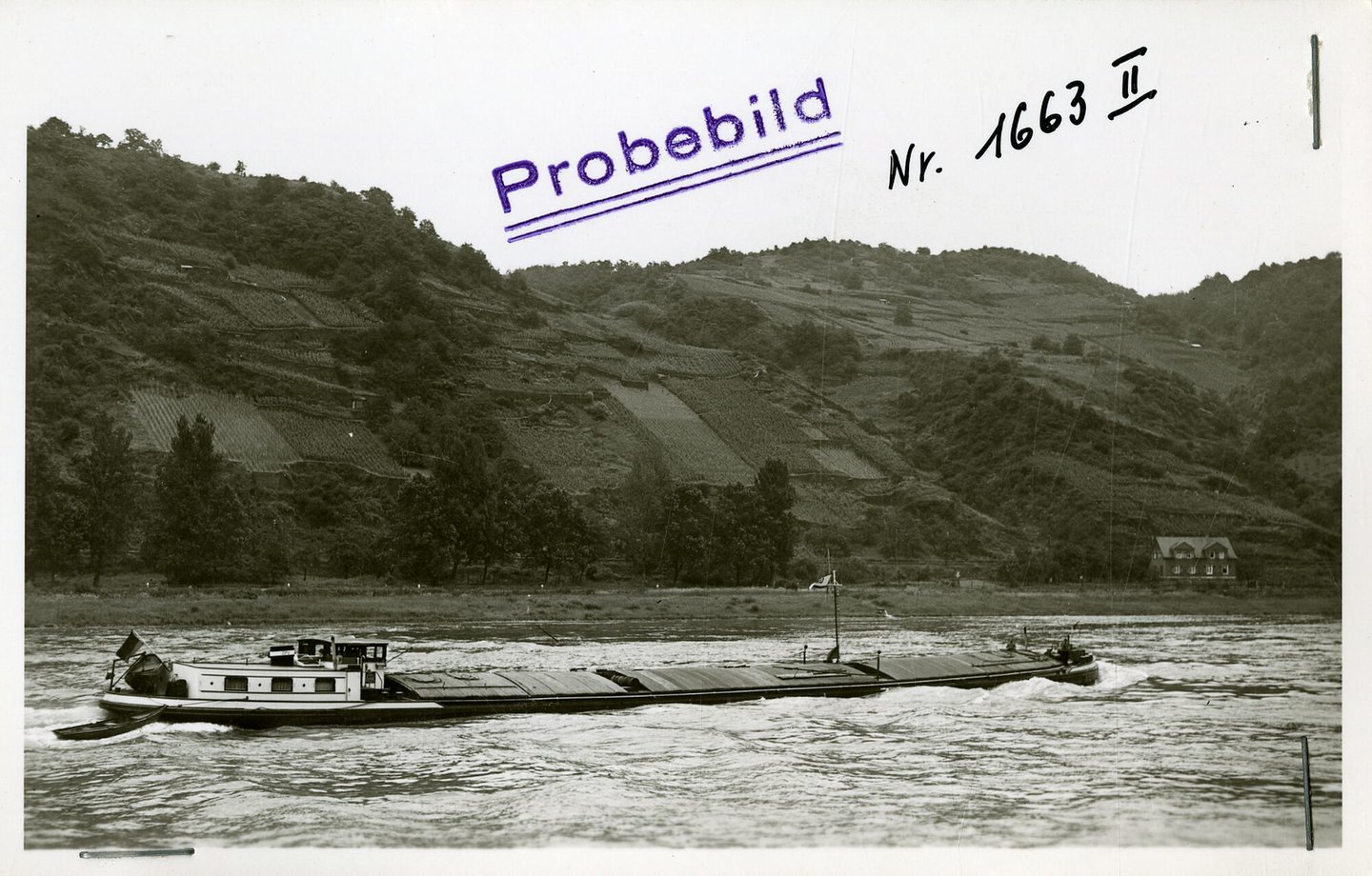 Binnenvaartschip tijdens de vaart op de Rijn ter hoogte van de Loreley