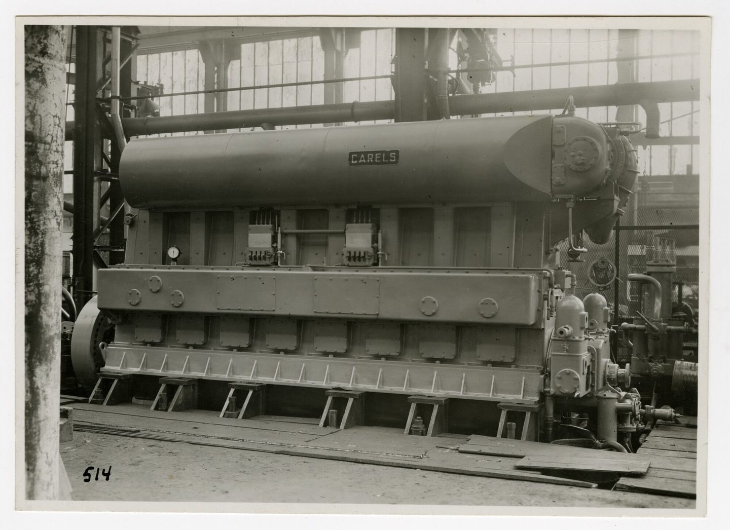 Scheepsdiesel in een montagehal van machinebouwer SEM-Carels in Gent