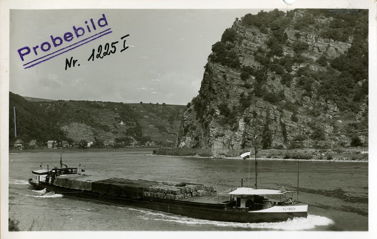 Binnenvaartschip Klybeck tijdens de vaart op de Rijn ter hoogte van de Loreley