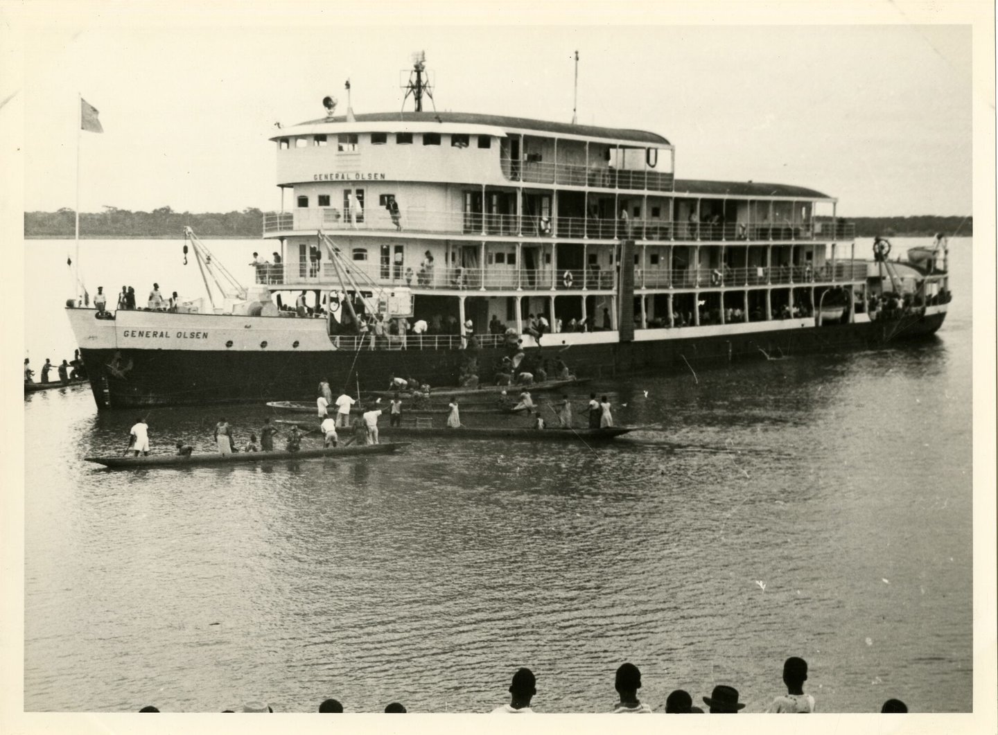 Postboot Général Olsen tijdens de vaart op de Congo-rivier