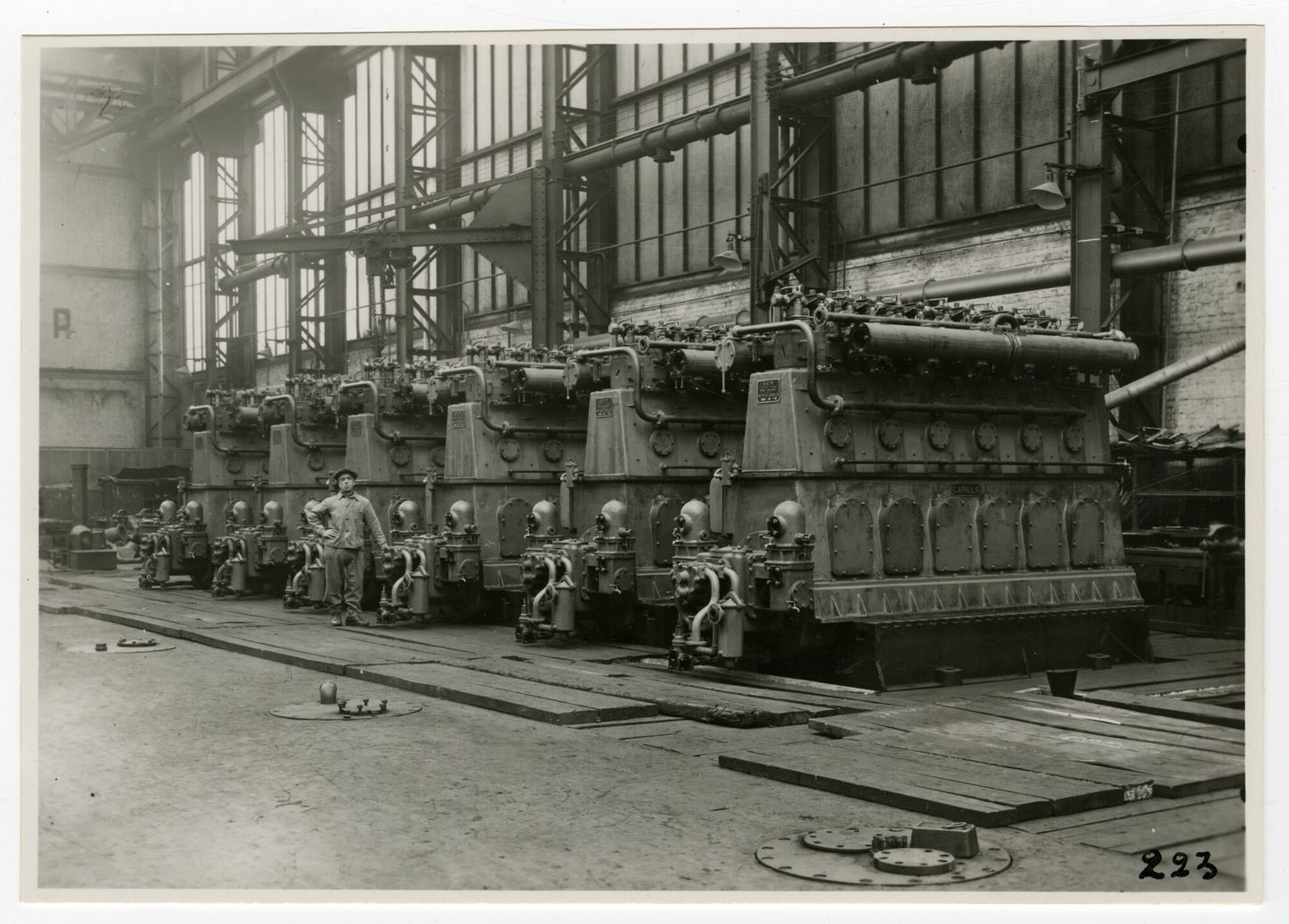 Afgewerkte scheepsdiesels in een productiehal van machinebouwer SEM-Carels in Gent