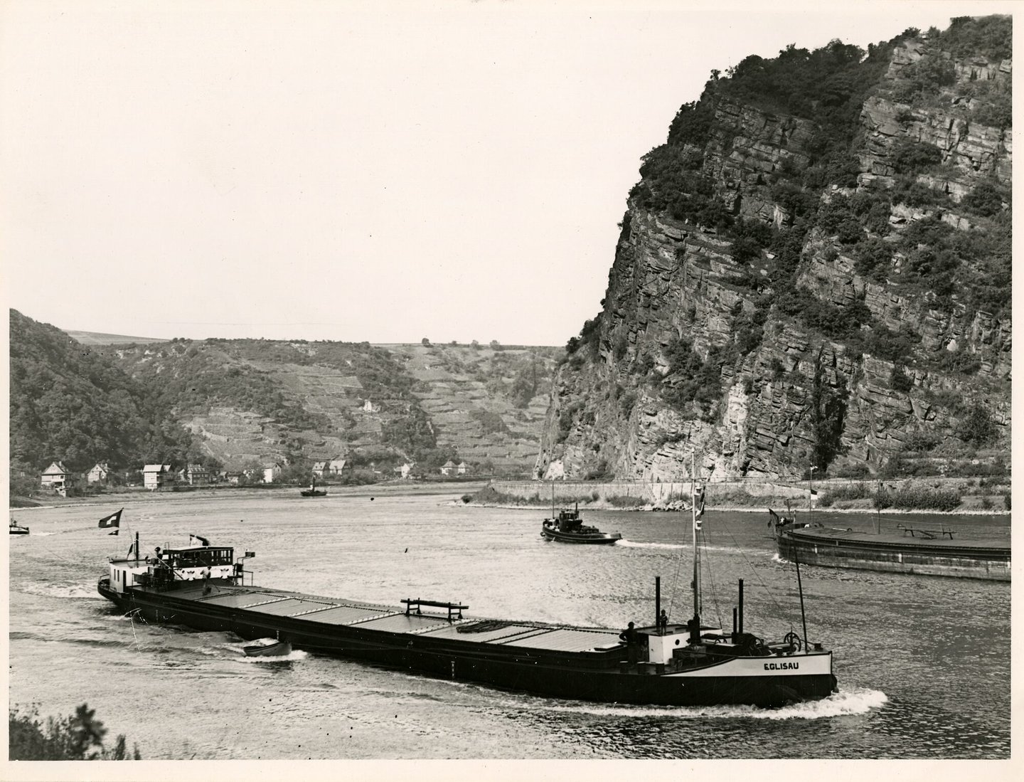 Binnenvaartschip Eglisau tijdens de vaart op de Rijn ter hoogte van de Loreley