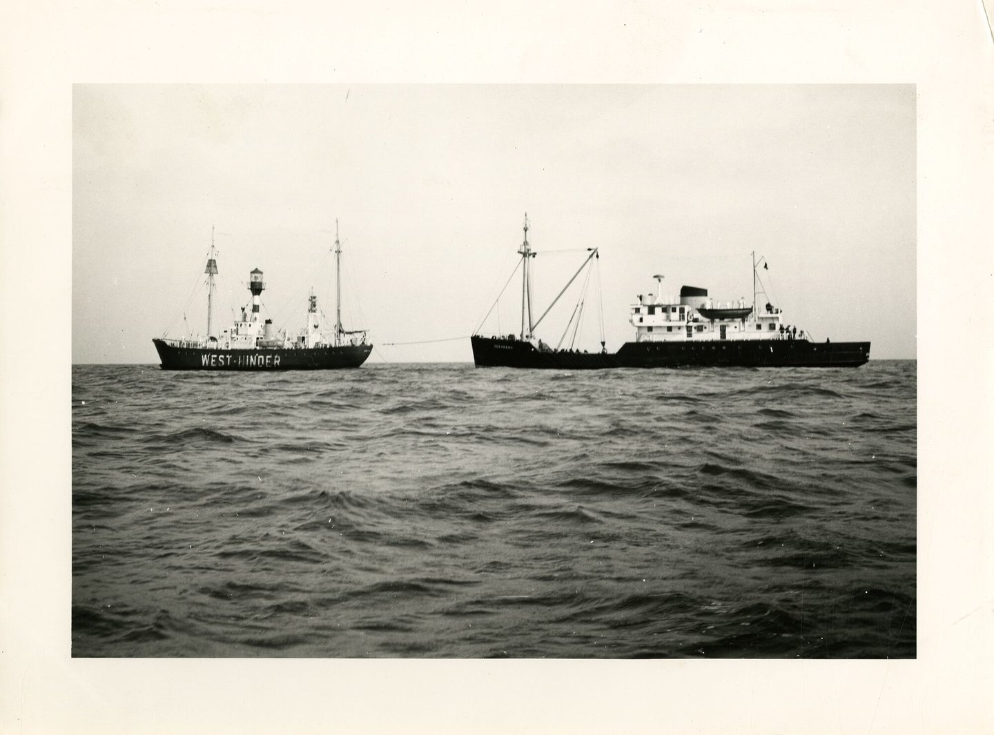 Boeienlegger Zeearend en lichtschip West-Hinder op zee