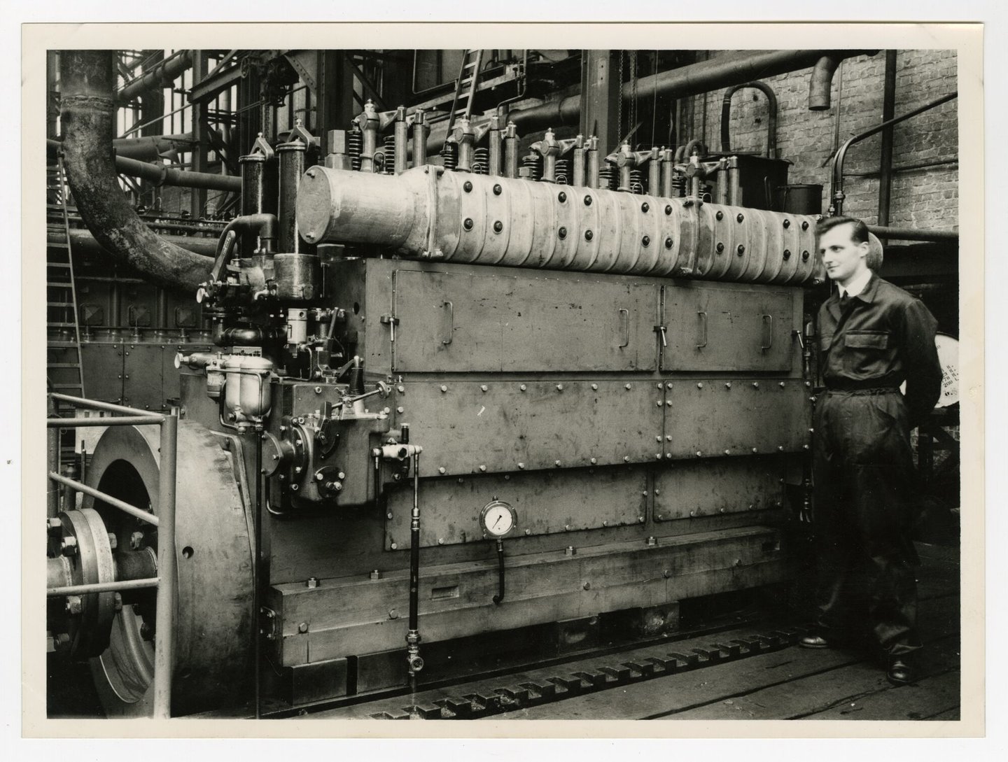 Assemblage van scheepsdiesel in een montagehal van machinebouwer SEM-Carels in Gent