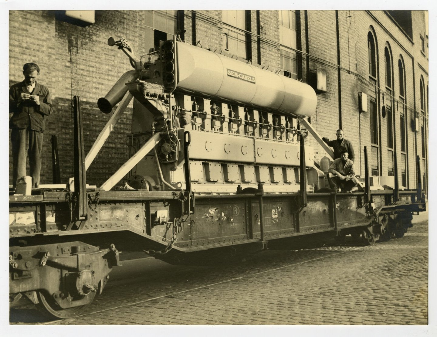 Afgewerkte scheepsdiesel geproduceerd door machinebouwer SEM-Carels in Gent