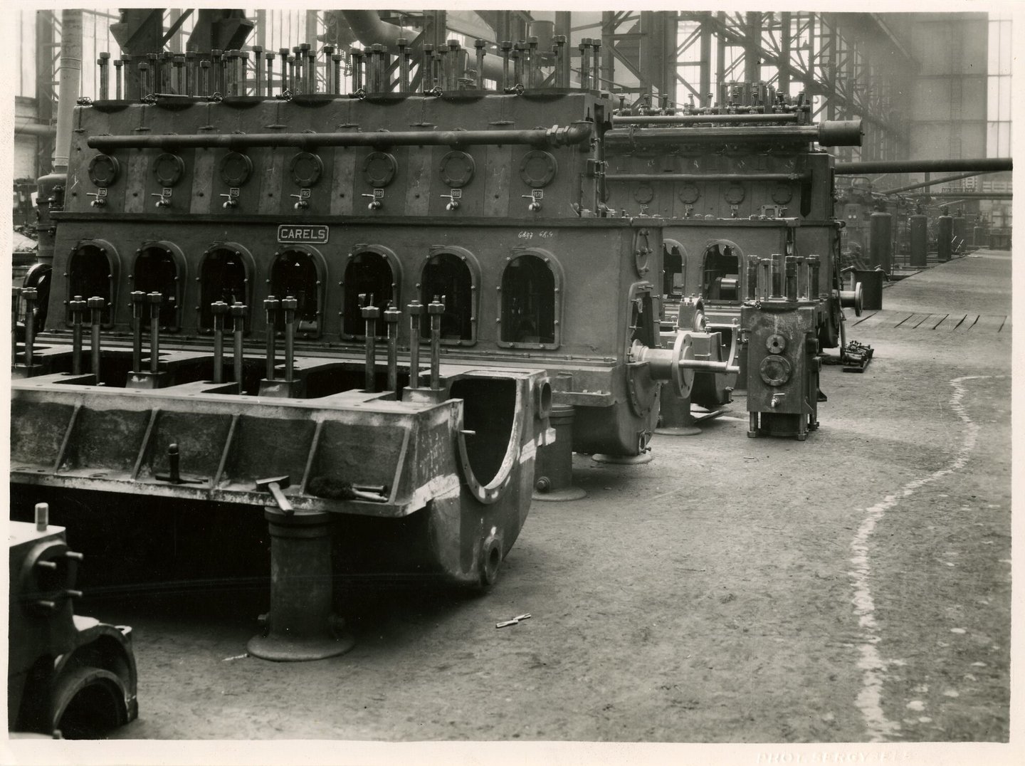 Assemblage van industriële dieselmotor in een montagehal van machinebouwer SEM-Carels in Gent