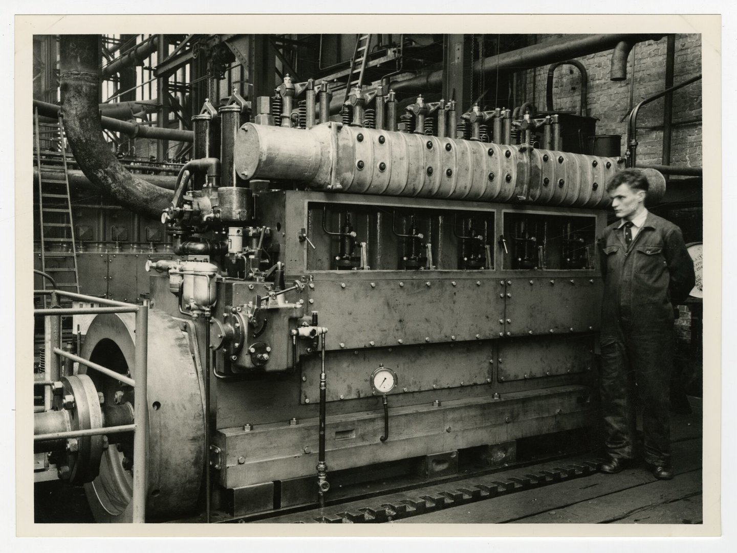 Assemblage van scheepsdiesel in een montagehal van machinebouwer SEM-Carels in Gent