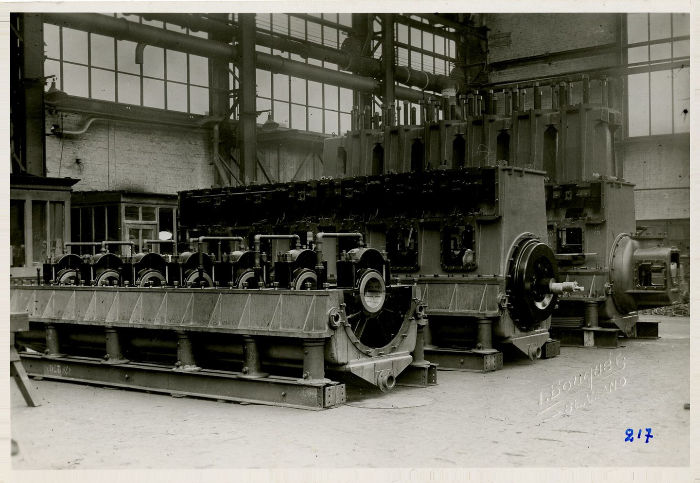 Assemblage van industriële dieselmotoren in een montagehal van machinebouwer SEM-Carels in Gent