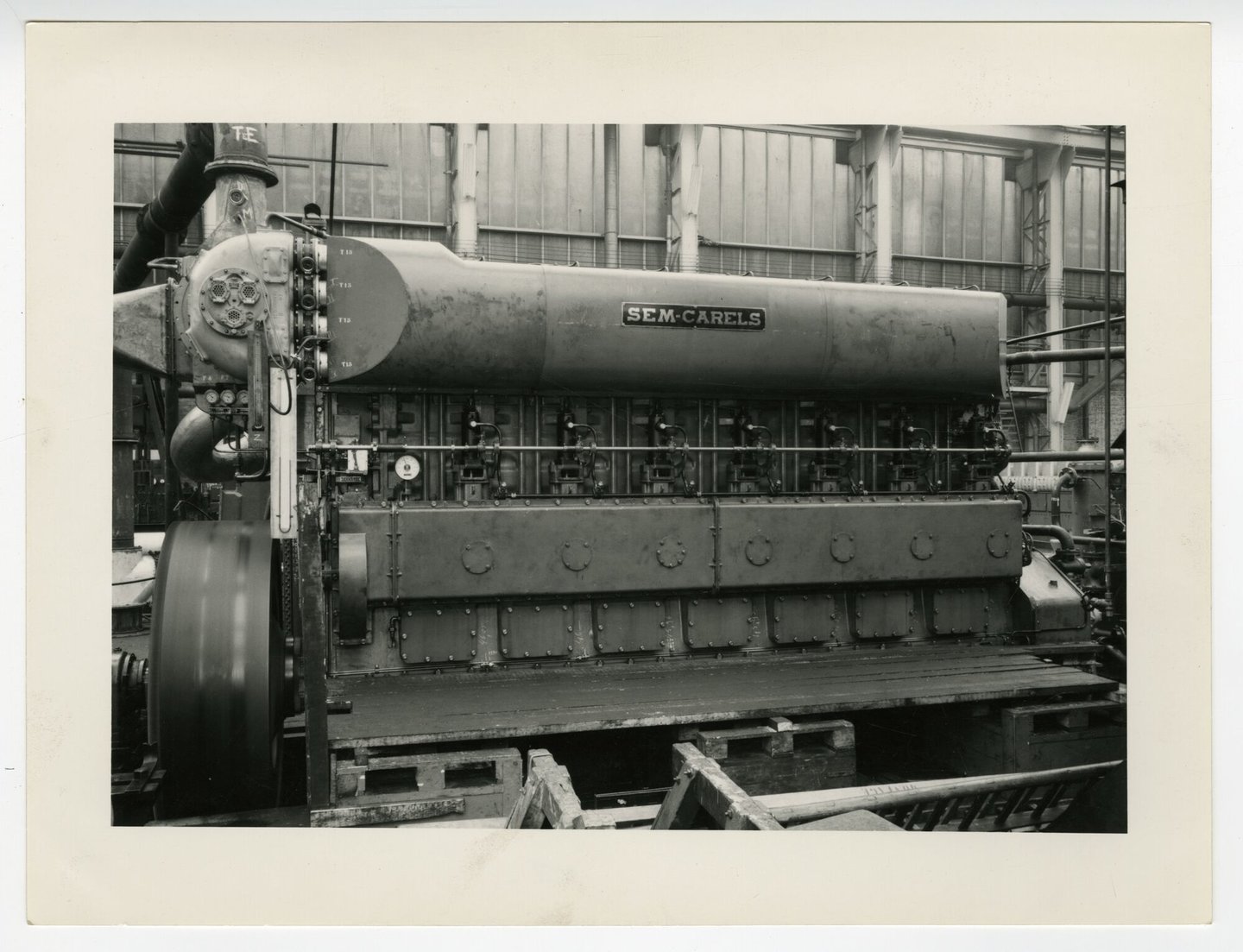 Assemblage van scheepsdiesel in een montagehal van machinebouwer SEM-Carels in Gent