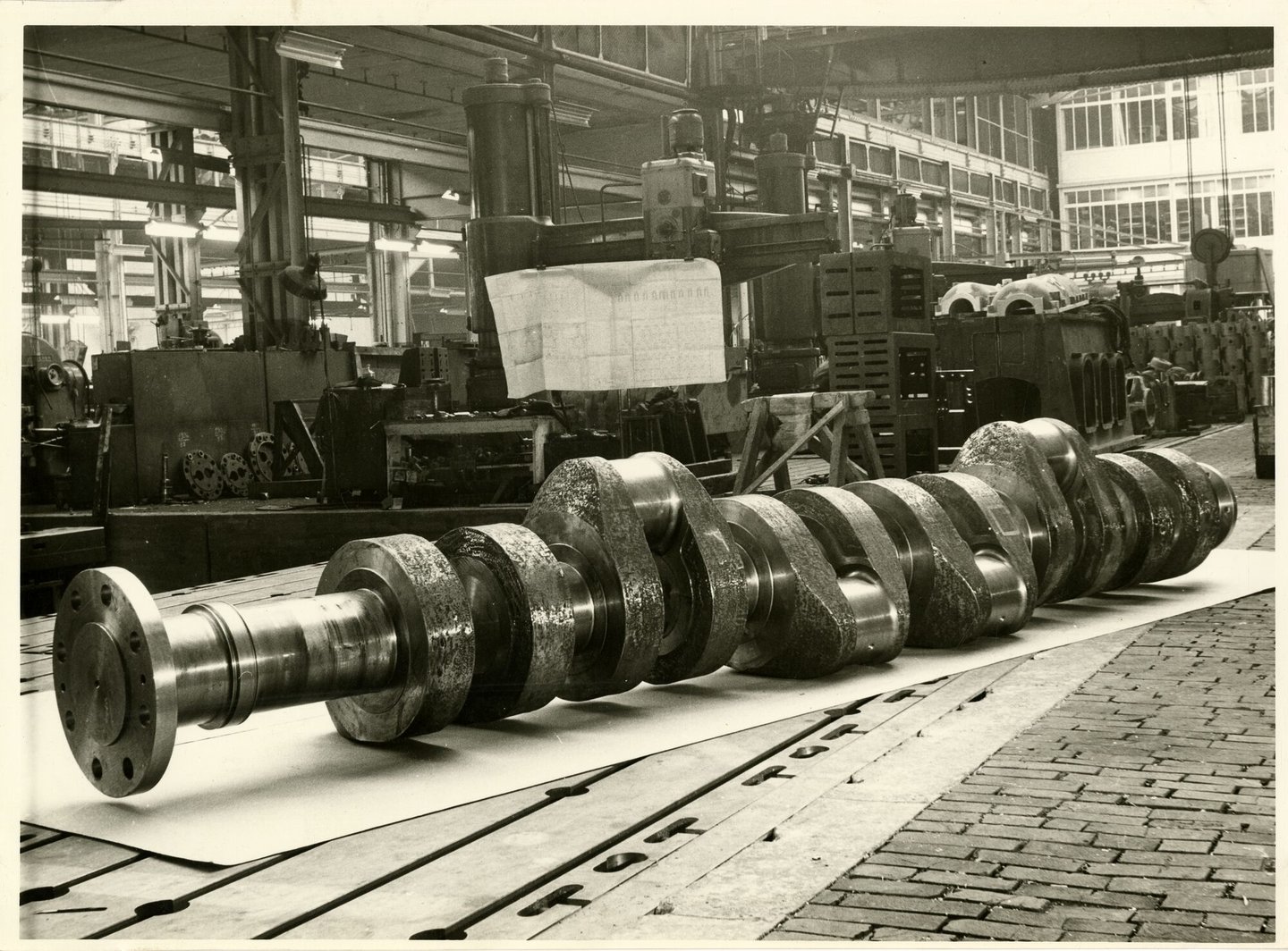 Krukas van industriële dieselmotor in een montagehal van machinebouwer SEM-Carels in Gent