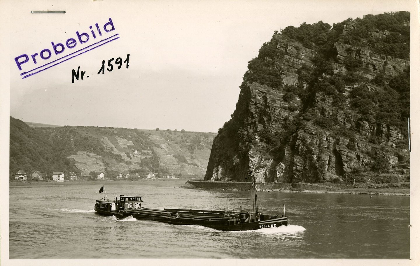 Binnenvaartschip Mosel 65 tijdens de vaart op de Rijn ter hoogte van de Loreley