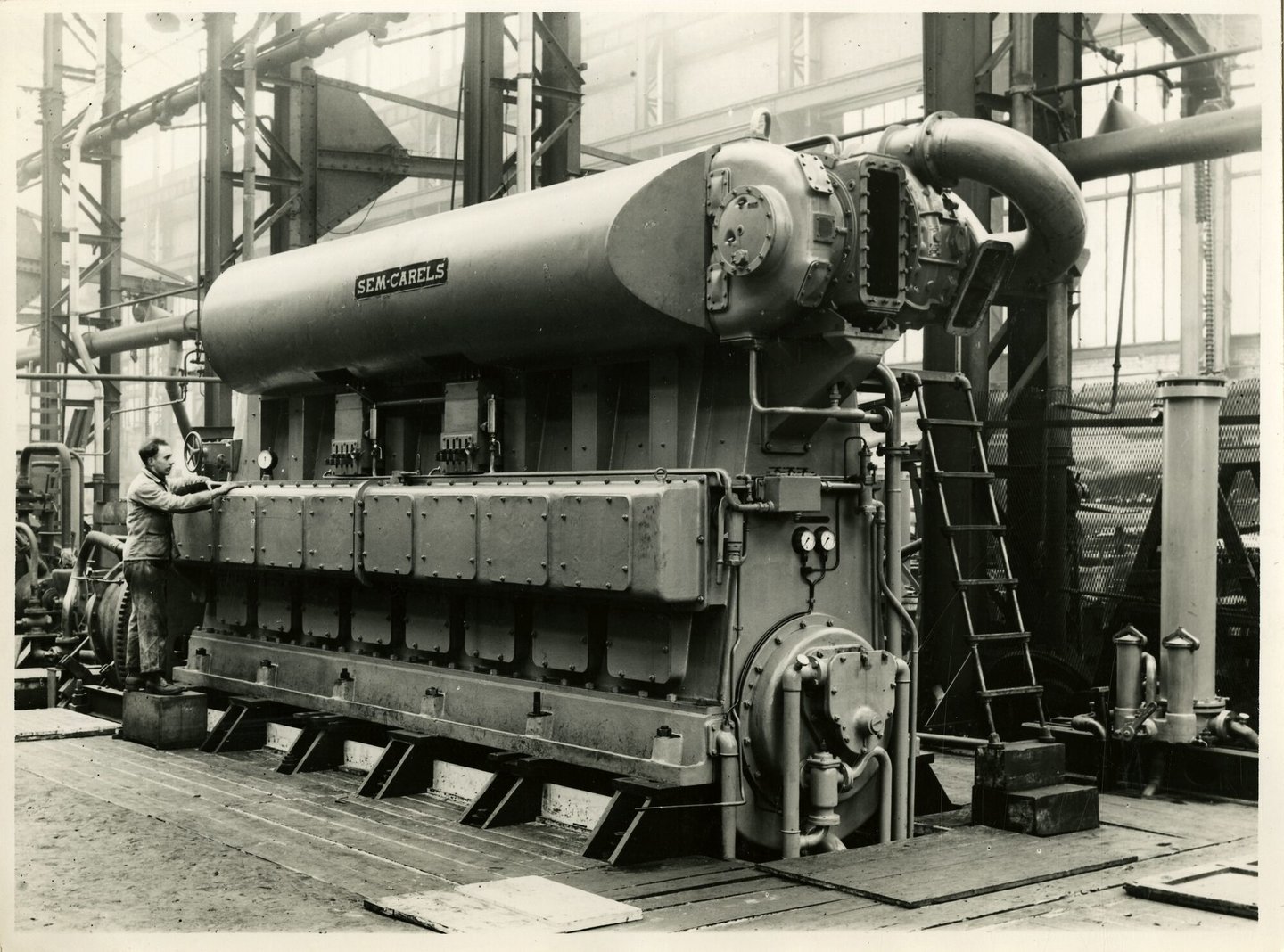 Assemblage van industriële dieselmotor in een montagehal van machinebouwer SEM-Carels in Gent