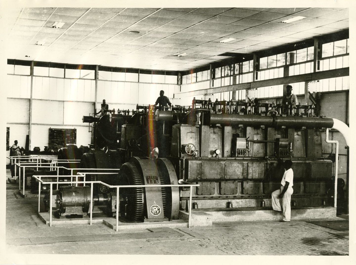 Machinezaal met dieselaggregaten van elektriciteitscentrale in Matadi (Congo)