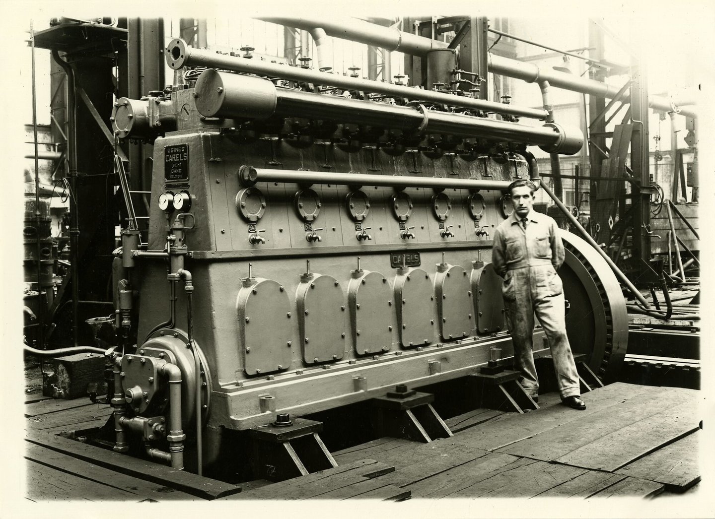 Assemblage van industriële dieselmotor in een montagehal van machinebouwer SEM-Carels in Gent