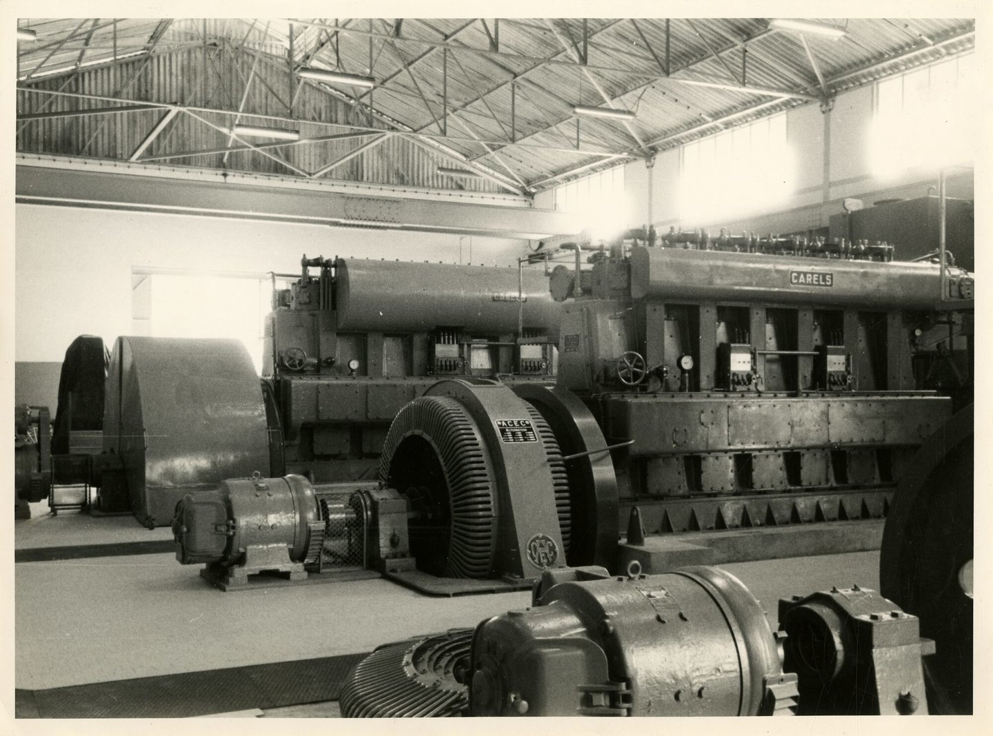 Machinezaal met dieselaggregaten van elektriciteitscentrale in Lemba (Congo)