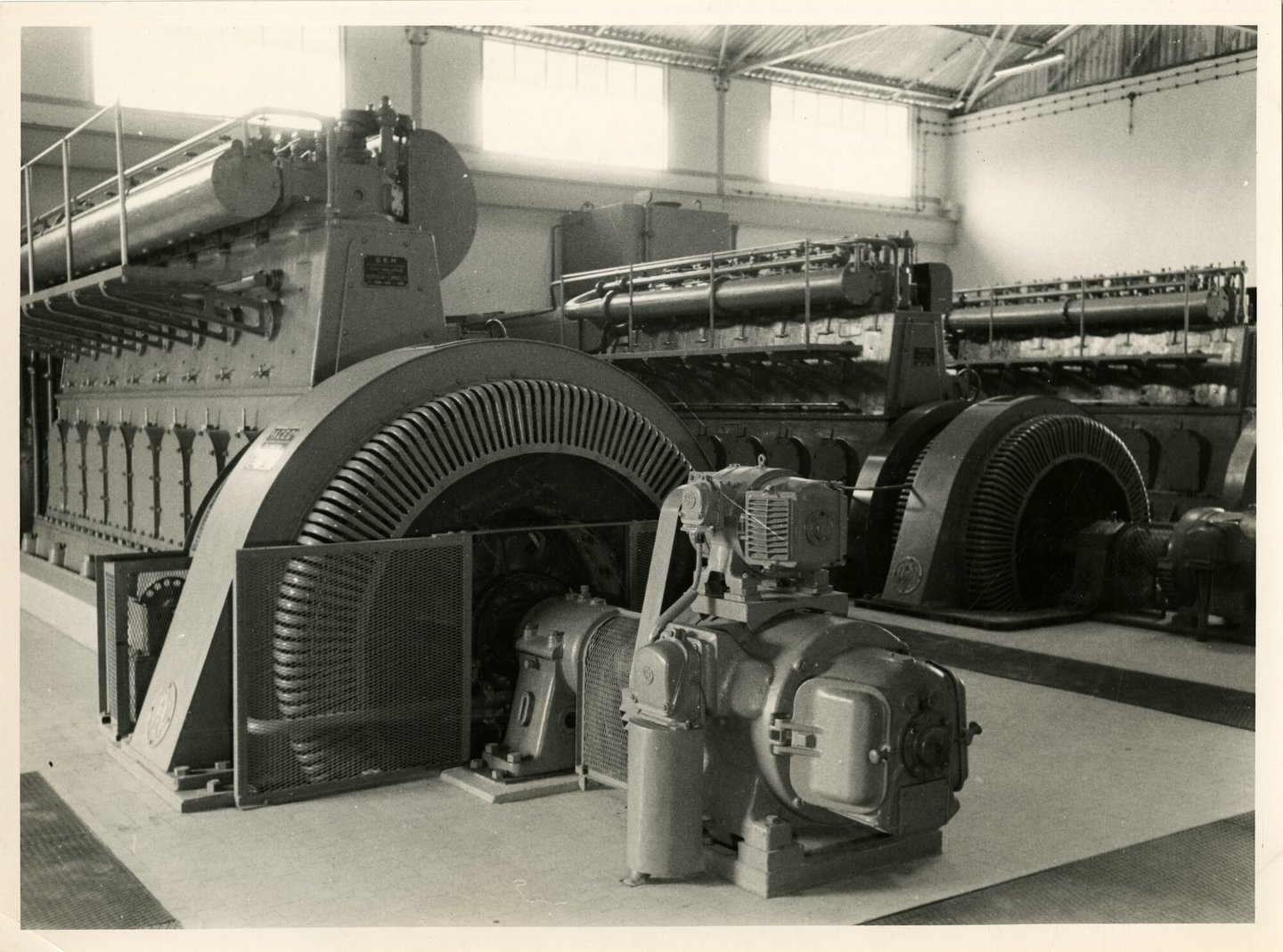 Machinezaal met dieselaggregaten van elektriciteitscentrale in Lemba (Congo)