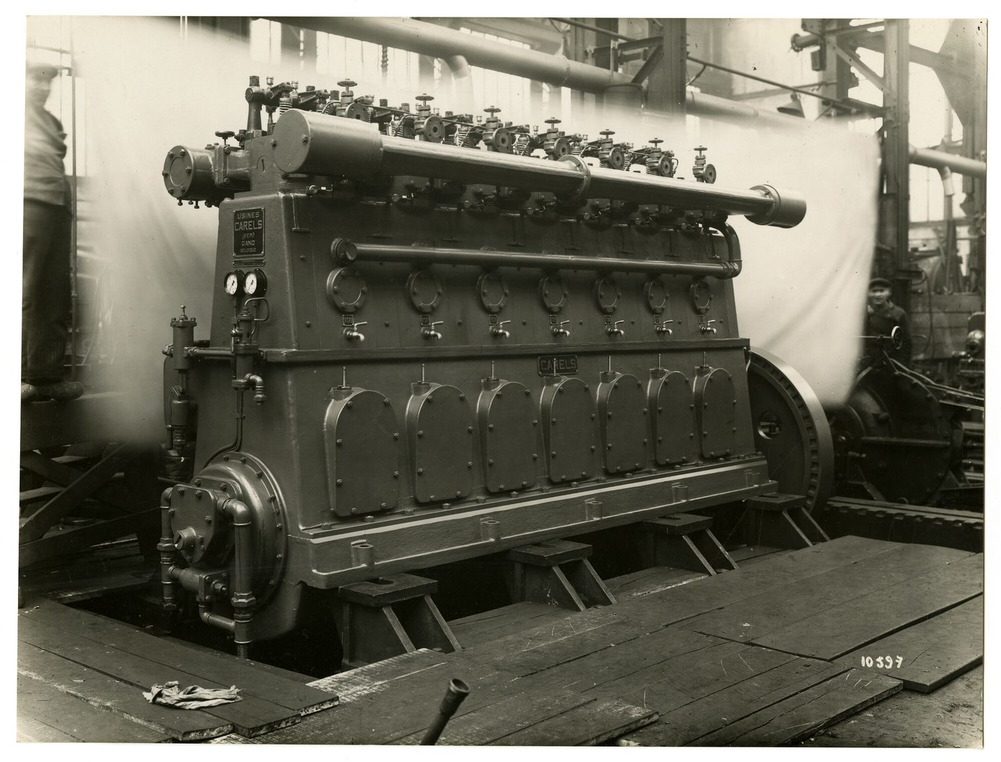 Afgewerkte industriële dieselmotor in een montagehal van machinebouwer SEM-Carels in Gent