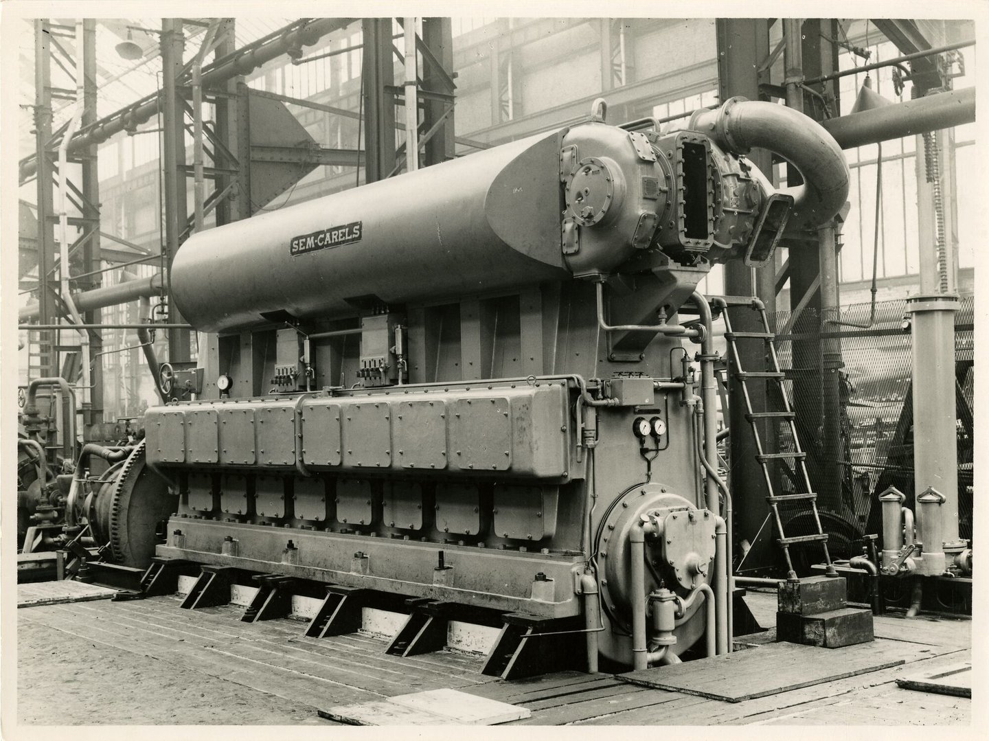 Assemblage van industriële dieselmotor in een montagehal van machinebouwer SEM-Carels in Gent