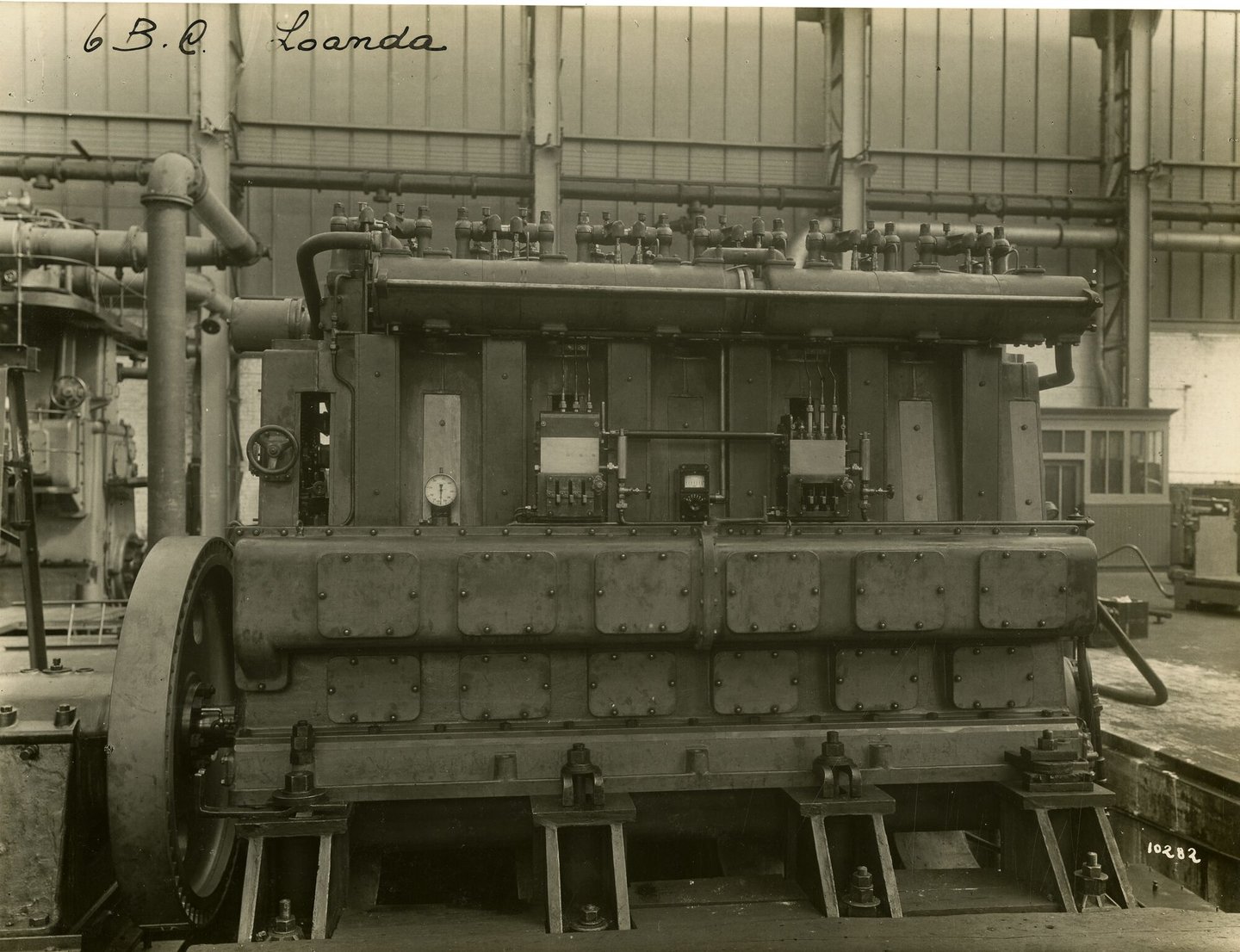 Assemblage van industriële dieselmotor in een montagehal van machinebouwer SEM-Carels in Gent