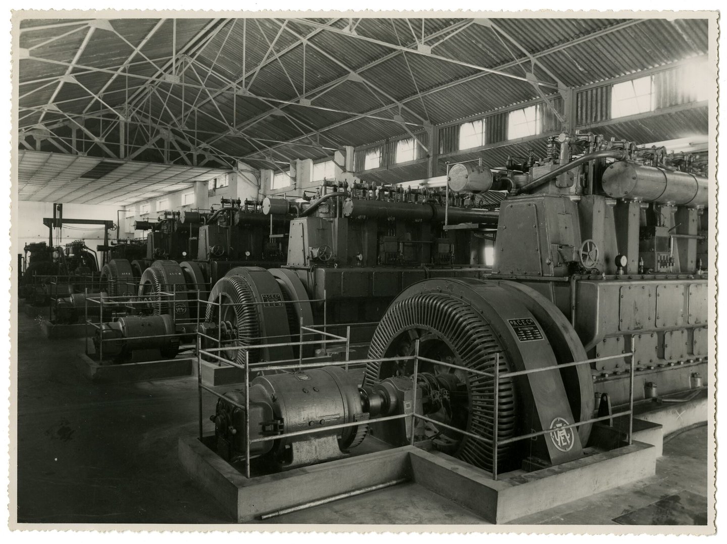 Machinezaal met dieselaggregaten van elektriciteitscentrale in Kisangani (Congo)