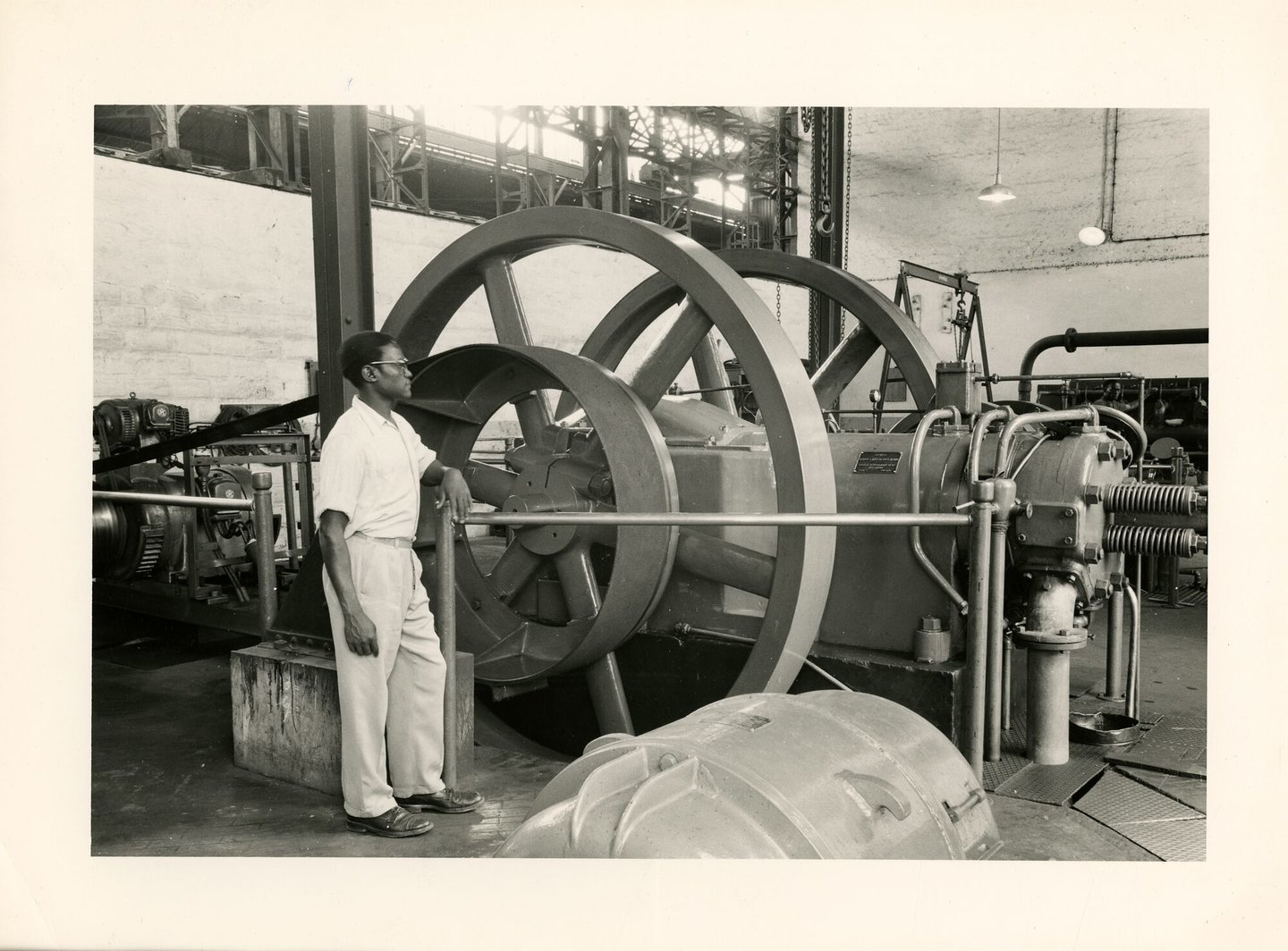 Machinezaal met dieselaggregaten van een elektriciteitscentrale in Lukula (Congo)