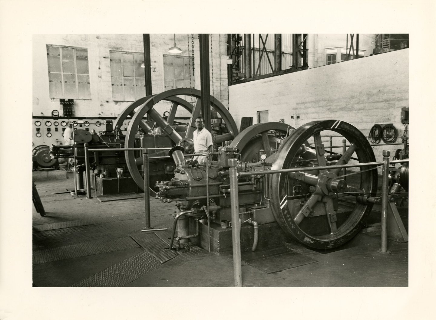 Machinezaal met dieselaggregaten van een elektriciteitscentrale in Lukula (Congo)