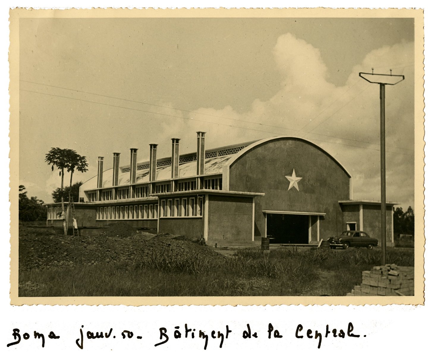 Gebouw met machinezaal van elektriciteitscentrale in Boma (Congo)