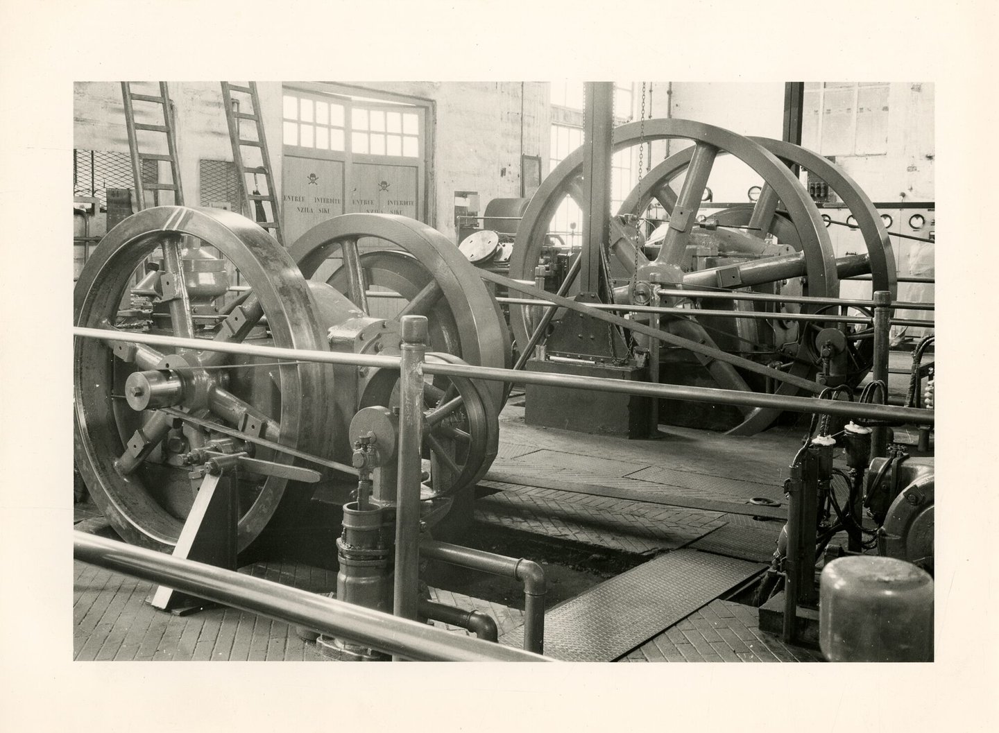 Machinezaal met dieselaggregaten van een elektriciteitscentrale in Lukula (Congo)