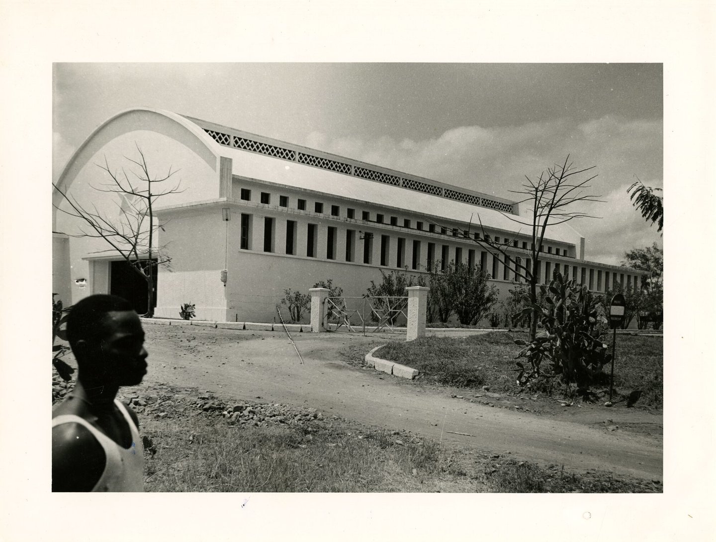 Gebouw met machinezaal van elektriciteitscentrale in Boma (Congo)