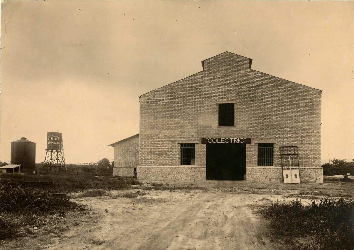 Gebouw met machinezaal in opbouw van elektriciteitscentrale in Lemba (Congo)