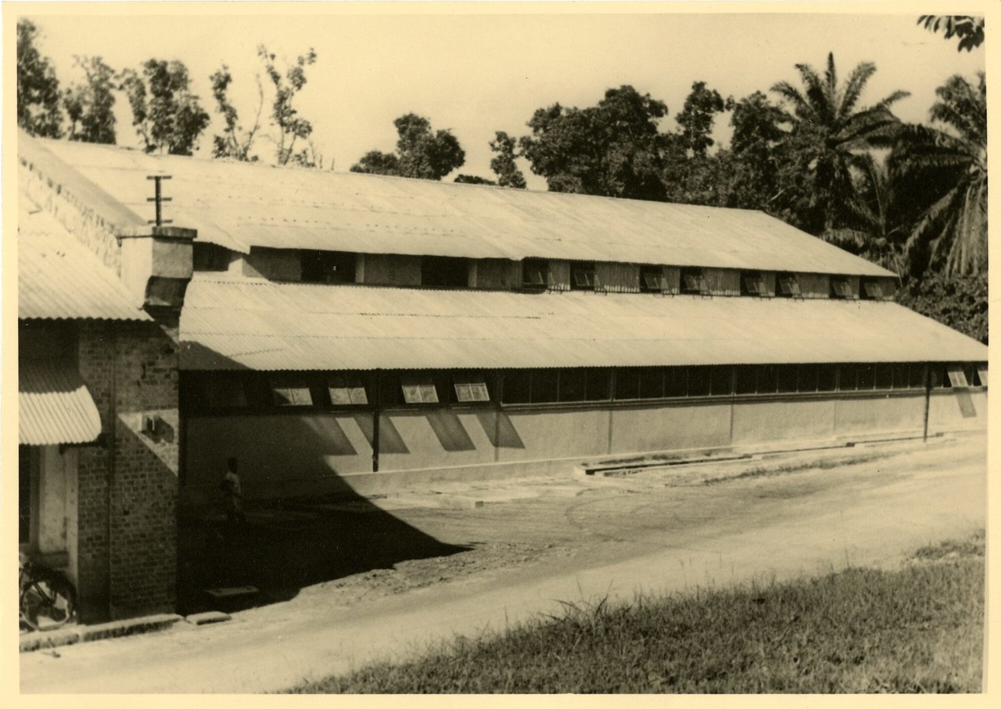 Gebouw met machinezaal van elektriciteitscentrale in Kisangani (Congo)