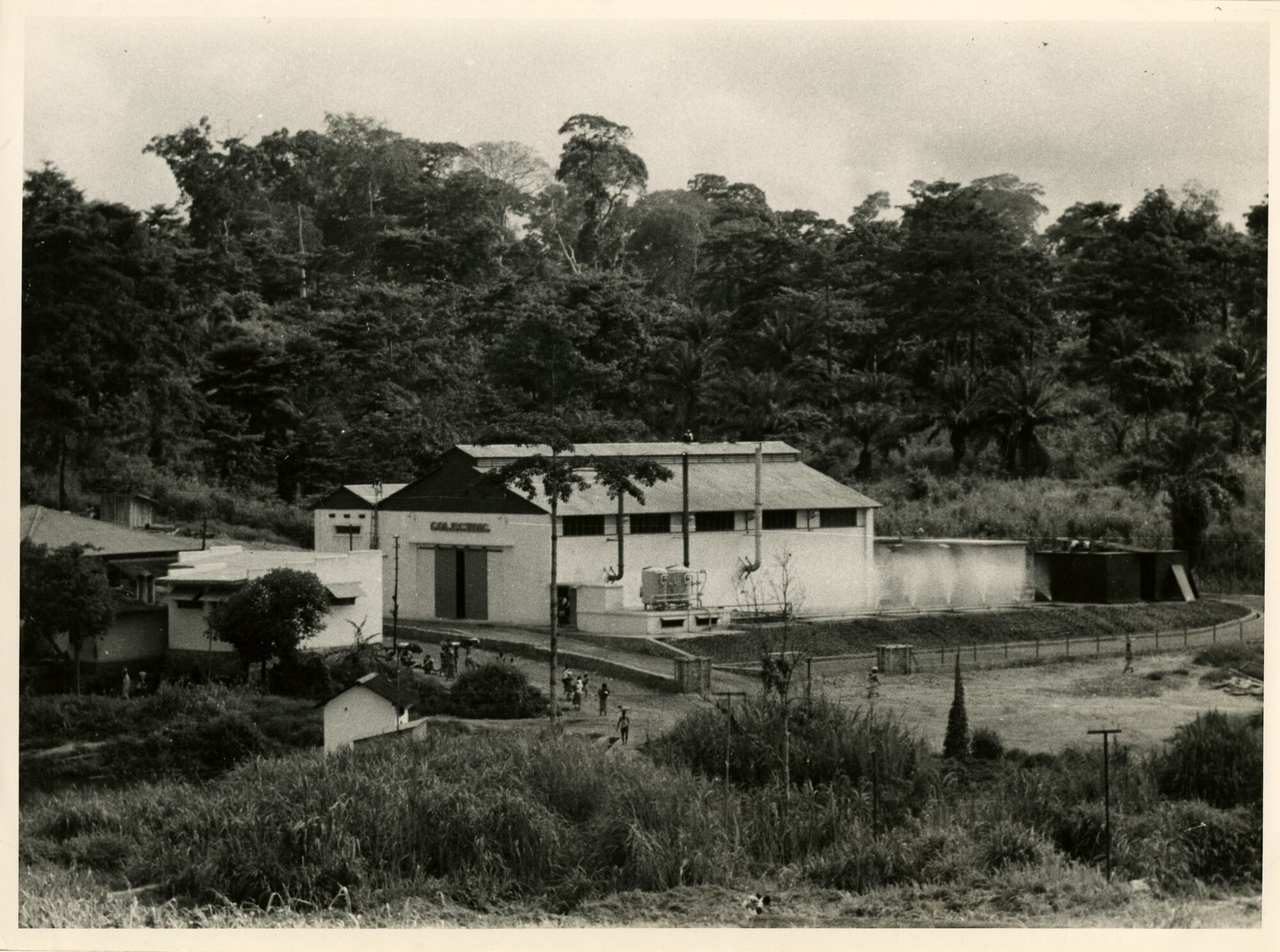 Gebouw met machinezaal van elektriciteitscentrale in Lemba (Congo)