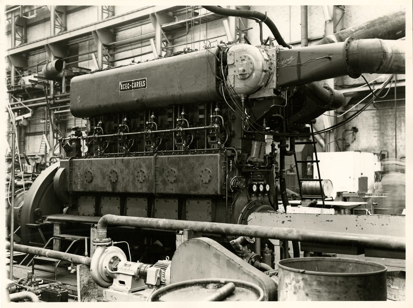 Assemblage van industriële dieselmotor in een montagehal van machinebouwer ACEC-Carels in Gent