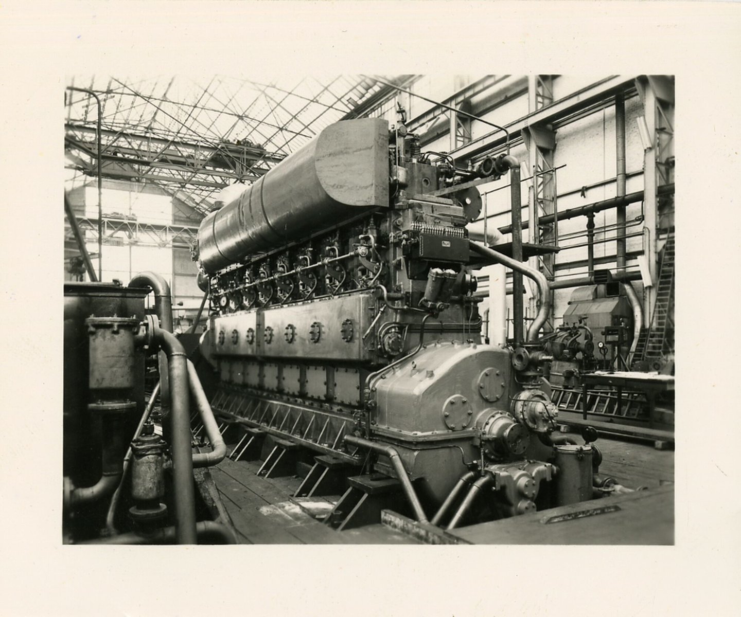 Assemblage van industriële dieselmotor in een montagehal van machinebouwer ACEC-Carels in Gent