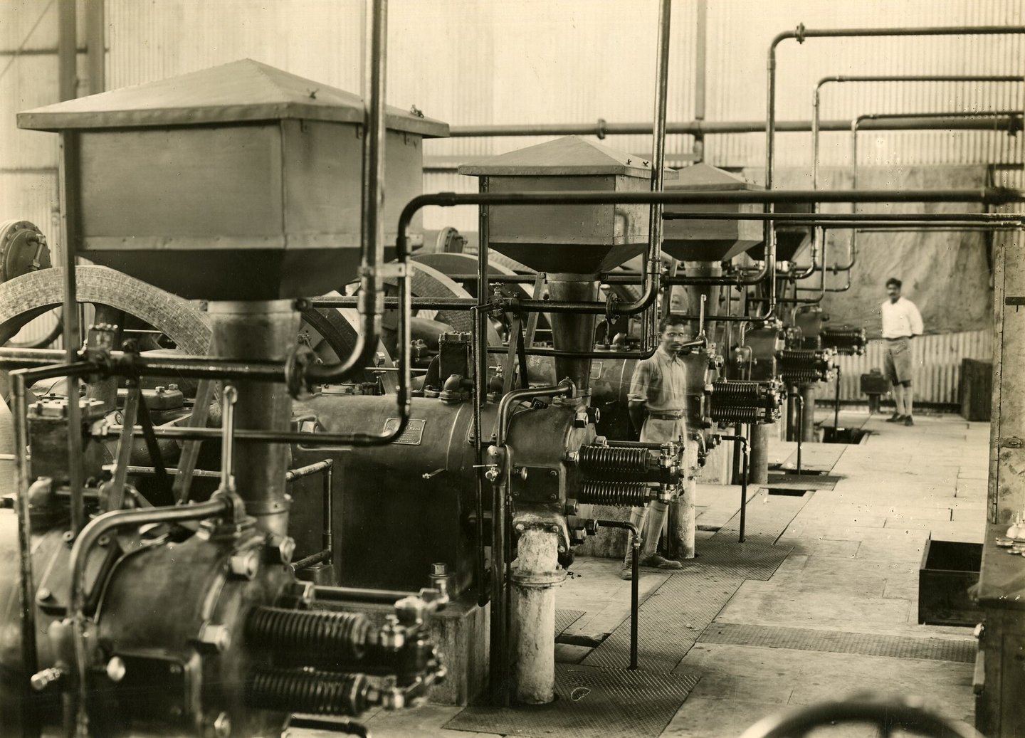 Machinezaal met industriële oliemotoren bij de Mettur Dam (India)