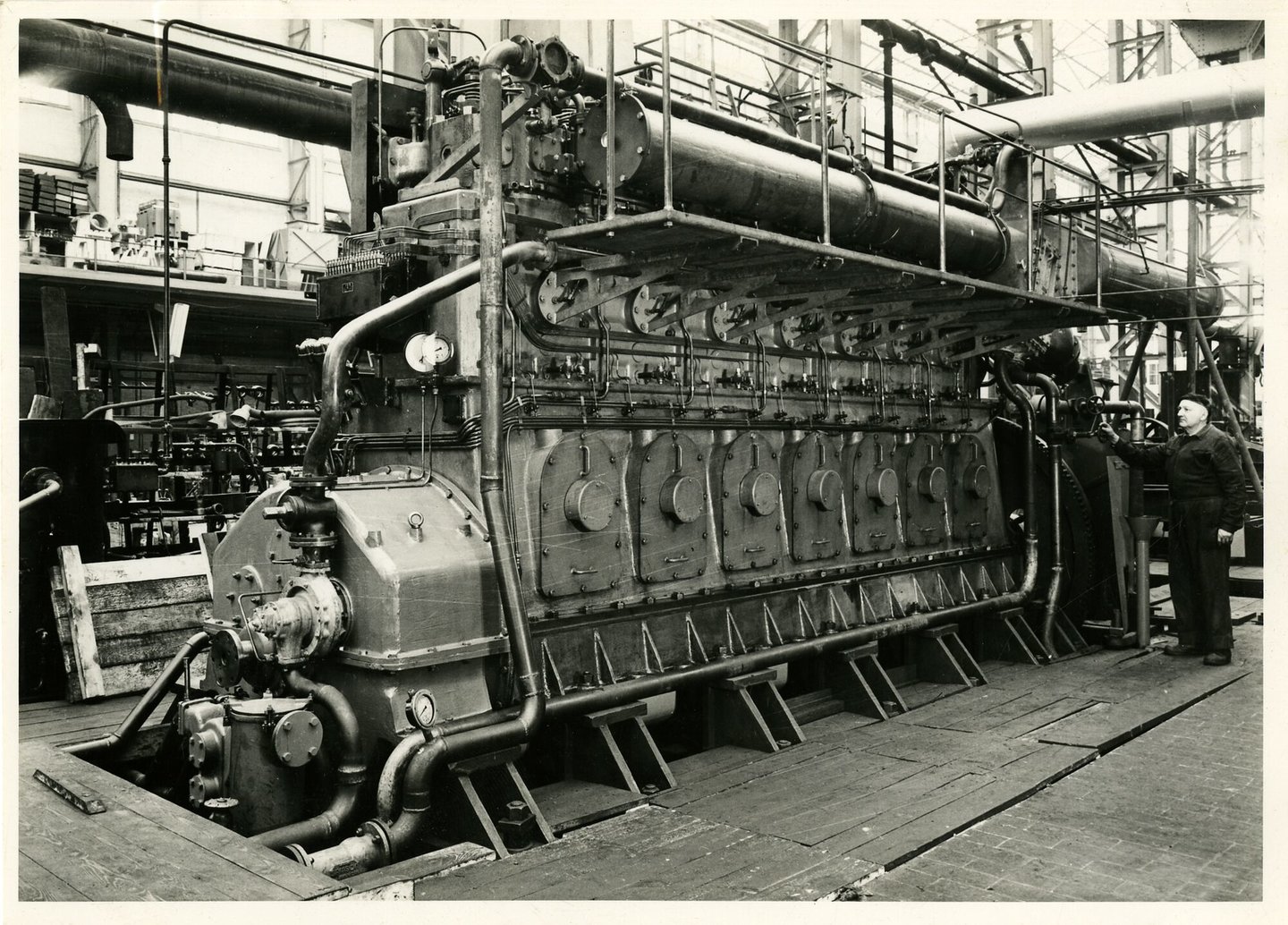 Assemblage van industriële dieselmotor in een montagehal van machinebouwer ACEC-Carels in Gent