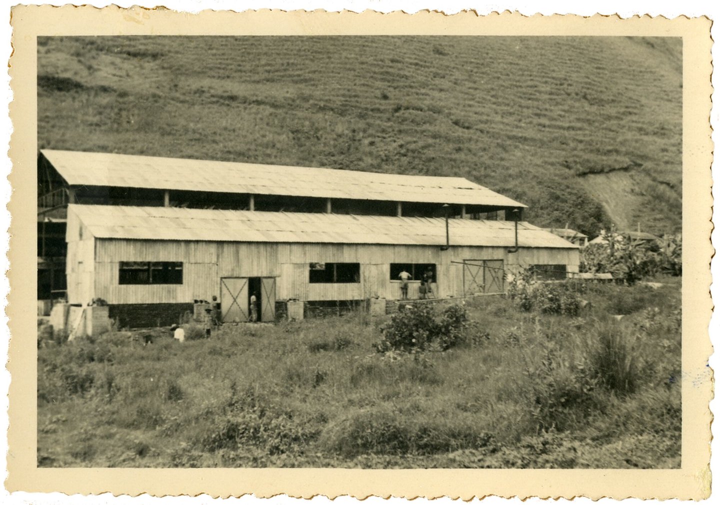 Gebouw in opbouw met machinezaal van elektriciteitscentrale in Bukavu (Congo)