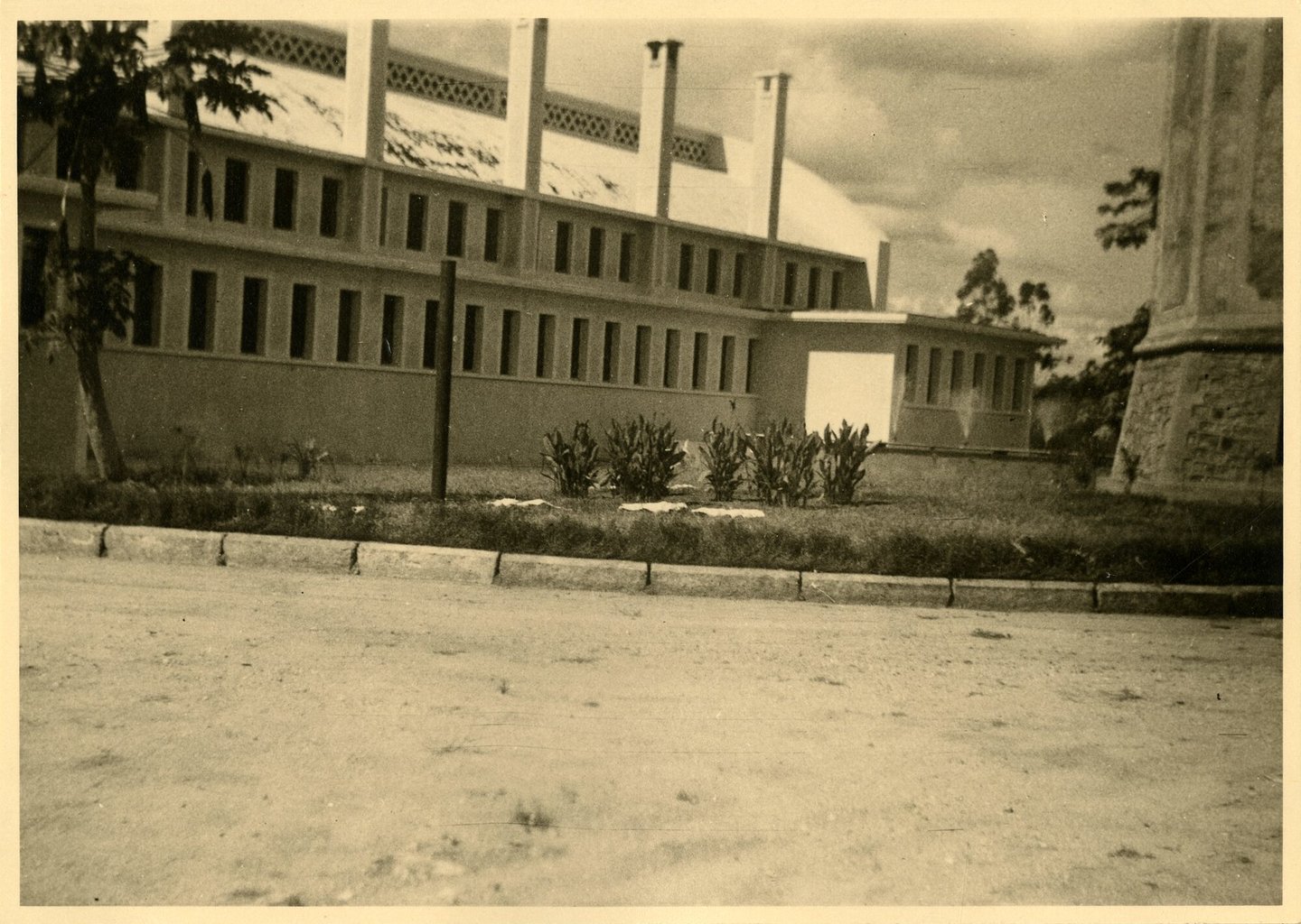 Gebouw met machinezaal van elektriciteitscentrale in Boma (Congo)